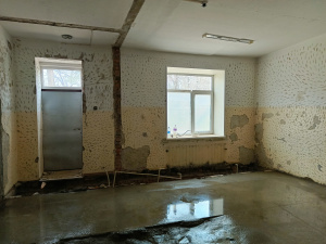 Полы заливают, стены штукатурят